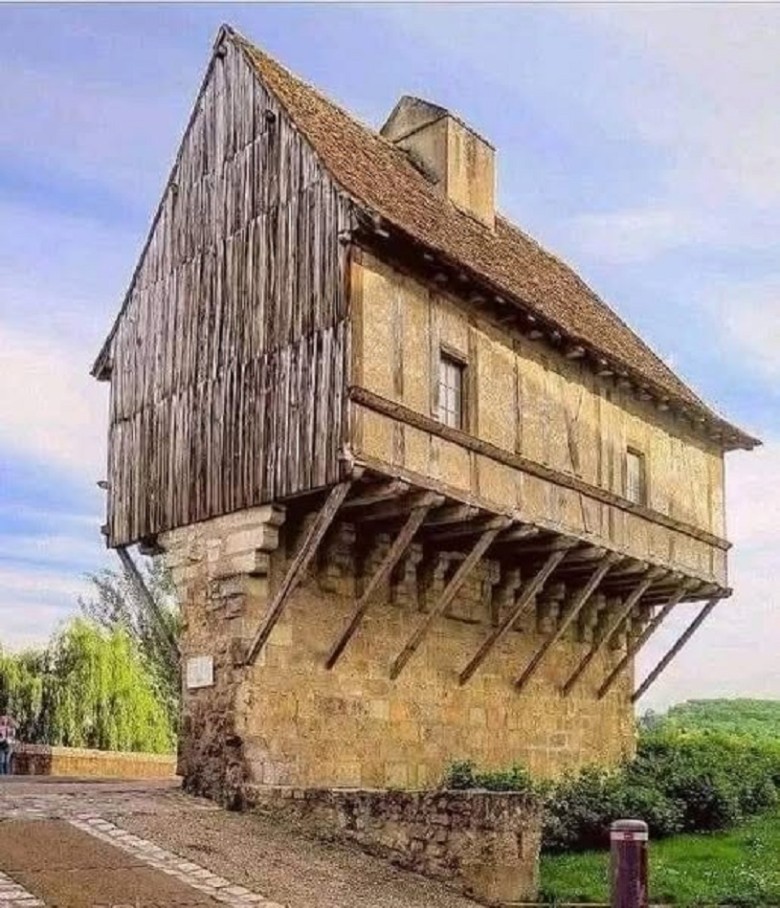 Centuries in Balance: The 700-Year-Old Eschif of Périgueux!