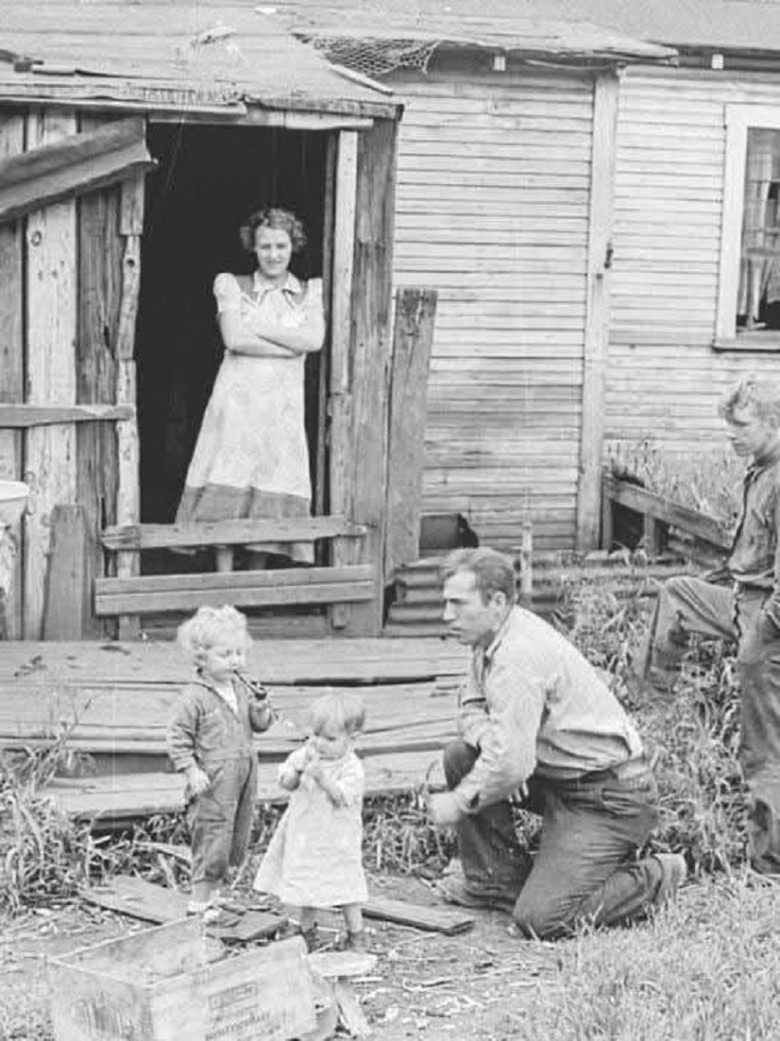 A Glimpse into Resilience: A 1938 Coal Miner Cherishes Family Time Amidst Struggles