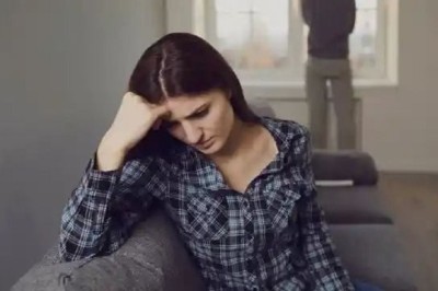 Heartwarming Act of Kindness: Stranger Helps Elderly Woman Struggling with Groceries