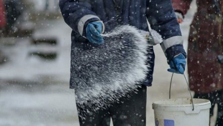 The Science Behind Using Salt to Melt Ice: A Simple Experiment Explained