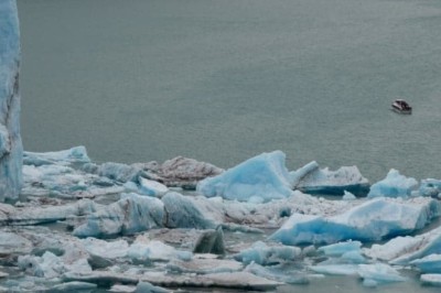 Descubrimiento increíble: Residentes asombrados por lo que ven en un iceberg a la deriva cerca de la aldea