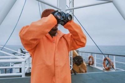 Emocionante encuentro: Oso Polar busca ayuda en barco de pesca. ¡Lo que sucede después te dejará sin aliento!