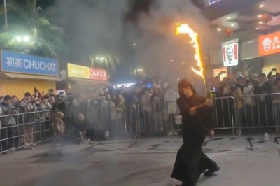 Flaming Mishap: Fire Breather Accidentally Ignites Spectator in Fujian