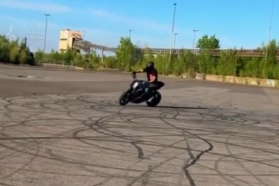 When Your Motorcycle Gets Sassy! ๐ก๐๏ธ Owner vs. Bike Showdown!