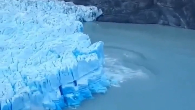 Unveiling the Mysteries: The Stunning Colors of Icebergs Beneath the Surface!