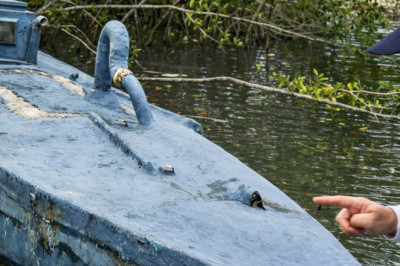 SHOCKING DNA-STYLE REVELATION: Reporter Finds POISON Barrels in Abandoned Boat – The Secret That Nearly Killed a Town!