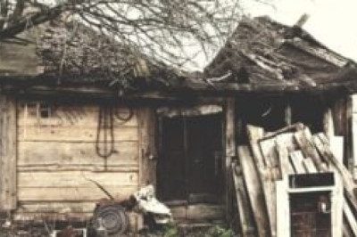 Woman Inherits Worthless House - Makes Shocking Discovery Inside, Prompting a Call to the Police!