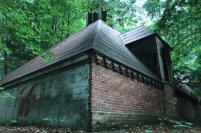 The Doorless House in the Woods That Hid a Billion-Dollar Secret
